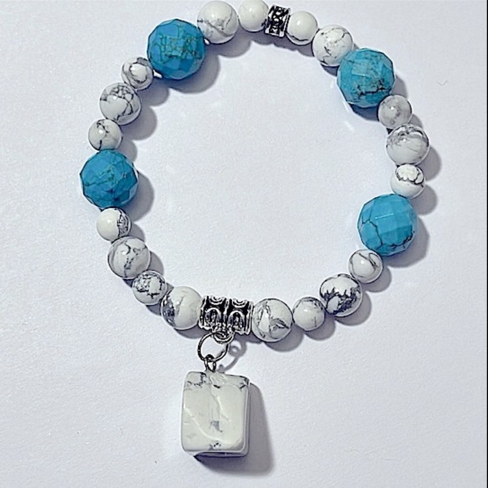 Genuine White Howlite w/ Faceted Blue Howlite & Freeform Pendant 🤍💎 - Picture 5 of 9